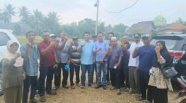 Dadang saat menerima kunjungan Tim Pemenangan Pasangan Bakal Calon Bupati Calon Wakil Bupati Aries Sandi - Supriyanto di Kecamatan Waykhilau.