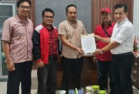 Tim Bidang Hukum dan Advokasi pasangan Calon Bupati Kabupaten Pringsewu nomor urut 1 Dr. Fauzi dan Laras Tri Handayani melaporkan adanya kerusakan ratusan  Alat Peraga Kampanye (APK) bergambar Fauzi-Laras  oleh orang tak bertanggung ke Ketua Bawaslu Saprondi.