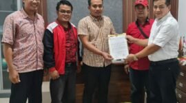 Tim Bidang Hukum dan Advokasi pasangan Calon Bupati Kabupaten Pringsewu nomor urut 1 Dr. Fauzi dan Laras Tri Handayani melaporkan adanya kerusakan ratusan  Alat Peraga Kampanye (APK) bergambar Fauzi-Laras  oleh orang tak bertanggung ke Ketua Bawaslu Saprondi.