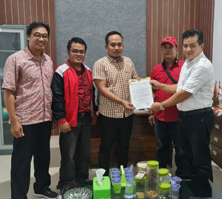 Tim Bidang Hukum dan Advokasi pasangan Calon Bupati Kabupaten Pringsewu nomor urut 1 Dr. Fauzi dan Laras Tri Handayani melaporkan adanya kerusakan ratusan  Alat Peraga Kampanye (APK) bergambar Fauzi-Laras  oleh orang tak bertanggung ke Ketua Bawaslu Saprondi.