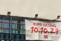 Personel Satuan Polisi Pamong Praja (Satpol PP) Pemkot Bandarlampung menertibkan spanduk misterius bertuliskan 'KAMI DATANG 10.10.24' di sejumlah titik pada Minggu (7/10/2024). (ANTARA/HO-Pemkot Bandarlampung)