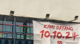 Personel Satuan Polisi Pamong Praja (Satpol PP) Pemkot Bandarlampung menertibkan spanduk misterius bertuliskan 'KAMI DATANG 10.10.24' di sejumlah titik pada Minggu (7/10/2024). (ANTARA/HO-Pemkot Bandarlampung)