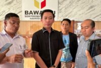 Hal itu disampaikan Ketua Tim Hukum Pasangan ASRI Yopi Hendro, saat mendatangi Kantor Bawaslu Pesawaran, Rabu (09/10/2024).
