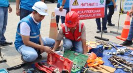 General Manager PT PLN (Persero) Unit Induk Distribusi (UID) Lampung, sedang memastikan Peralatan Pemeliharaaan Alat Pembatas dan Pengukur pada salah satu mitra Pelaksana Pelayanan Teknik pada gelar alat dan pasukan. (Leni/Nk)