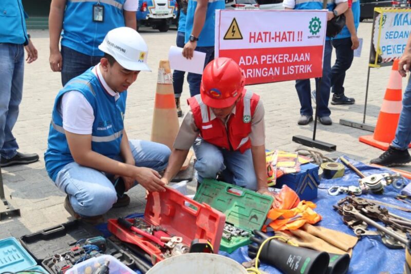 General Manager PT PLN (Persero) Unit Induk Distribusi (UID) Lampung, sedang memastikan Peralatan Pemeliharaaan Alat Pembatas dan Pengukur pada salah satu mitra Pelaksana Pelayanan Teknik pada gelar alat dan pasukan. (Leni/Nk)