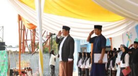 Penjabat bupati Lampung Barat, Nukman menjadi inspektur upacara peringatan HSN ke-IX di lapangan kecamatan Suoh, Selasa (22/10). (Ist/NK)