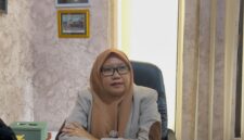 Komisioner KPU Metro Divisi Sosialisasi Pendidikan Pemilih dan Partisipasi Masyarakat (Sosdiklihparmas), Yunita Dewi Nurbaya saat dikonfirmasi awak media di kantornya. (Rival/Nk)