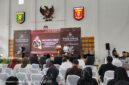 Calon bupati dan wakil bupati Lampung Barat, menyampaikan visi dan misi pada agenda debat kandidat yang digelar KPU setempat, Rabu (23/10/2024). (Iwan/Nk)