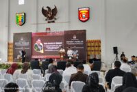 Calon bupati dan wakil bupati Lampung Barat, menyampaikan visi dan misi pada agenda debat kandidat yang digelar KPU setempat, Rabu (23/10/2024). (Iwan/Nk)