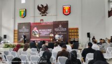 Calon bupati dan wakil bupati Lampung Barat, menyampaikan visi dan misi pada agenda debat kandidat yang digelar KPU setempat, Rabu (23/10/2024). (Iwan/Nk)