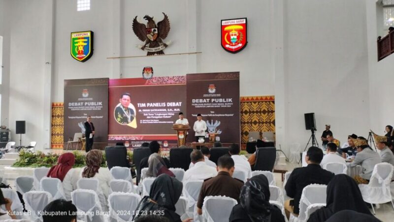 Calon bupati dan wakil bupati Lampung Barat, menyampaikan visi dan misi pada agenda debat kandidat yang digelar KPU setempat, Rabu (23/10/2024). (Iwan/Nk)