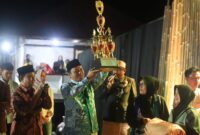 Pj bupati Lampung Barat, Nukman menyerahkan hadiah kepada pemenang PCF pada malam puncak 