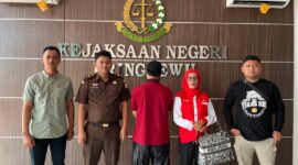  Tersangka kasus pembunuhan, Arfan Gunawan (27) didampingi Penyidik Satuan Reserse Kriminal (Satreskrim) Polres Pringsewu saat berada di Kejaksaan Negeri Pringsewu, Selasa (15/10/2024).