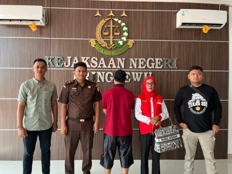  Tersangka kasus pembunuhan, Arfan Gunawan (27) didampingi Penyidik Satuan Reserse Kriminal (Satreskrim) Polres Pringsewu saat berada di Kejaksaan Negeri Pringsewu, Selasa (15/10/2024).