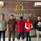  Tersangka kasus pembunuhan, Arfan Gunawan (27) didampingi Penyidik Satuan Reserse Kriminal (Satreskrim) Polres Pringsewu saat berada di Kejaksaan Negeri Pringsewu, Selasa (15/10/2024).