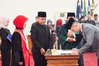 Sidang Paripurna Pelantikan Pimpinan DPRD Pesawaran pada Selasa (8/10/2024). Ketua Dewan terlihat menggunakan jas baru saat pelantikan. Ternyata jas itu hadiah dari Bupati Dendi.