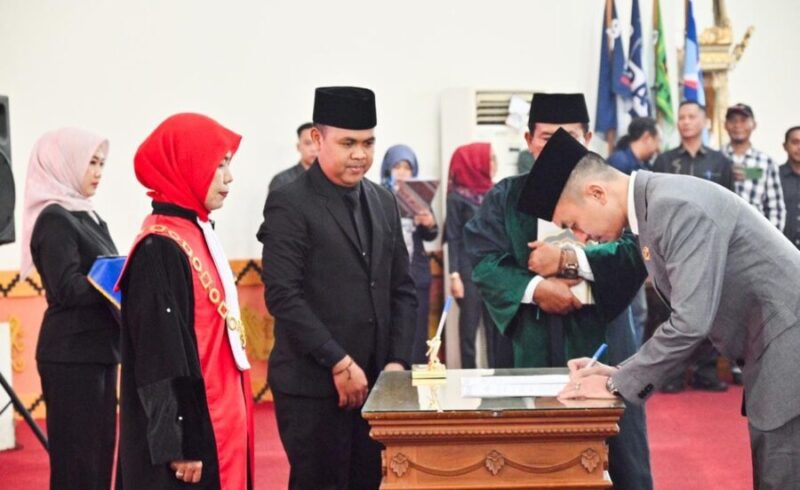 Sidang Paripurna Pelantikan Pimpinan DPRD Pesawaran pada Selasa (8/10/2024). Ketua Dewan terlihat menggunakan jas baru saat pelantikan. Ternyata jas itu hadiah dari Bupati Dendi.