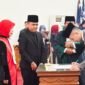 Sidang Paripurna Pelantikan Pimpinan DPRD Pesawaran pada Selasa (8/10/2024). Ketua Dewan terlihat menggunakan jas baru saat pelantikan. Ternyata jas itu hadiah dari Bupati Dendi.