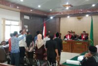 Terdakwa Qomaru Zaman saat menjalani sidang perdana kasus dugaan pidana Pilkada di Pengadilan Negeri (PN) Kota Metro.
