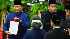 Presiden Prabowo Subianto (kiri) dan Wakil Presiden Gibran Rakabuming Raka (kanan) menerima berita acara pelantikan mereka dari pimpinan MPR pada sidang paripurna MPR di Gedung Nusantara, Kompleks Parlemen, Senayan, Jakarta, Minggu (20/10). ANTARA FOTO