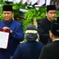 Presiden Prabowo Subianto (kiri) dan Wakil Presiden Gibran Rakabuming Raka (kanan) menerima berita acara pelantikan mereka dari pimpinan MPR pada sidang paripurna MPR di Gedung Nusantara, Kompleks Parlemen, Senayan, Jakarta, Minggu (20/10). ANTARA FOTO