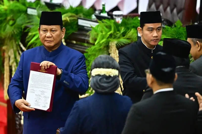 Presiden Prabowo Subianto (kiri) dan Wakil Presiden Gibran Rakabuming Raka (kanan) menerima berita acara pelantikan mereka dari pimpinan MPR pada sidang paripurna MPR di Gedung Nusantara, Kompleks Parlemen, Senayan, Jakarta, Minggu (20/10). ANTARA FOTO