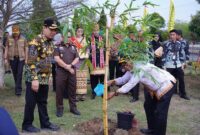 Penjabat (Pj) Gubernur Lampung Samsudin bersama Pj Ketua TP-PKK Provinsi Lampung Maidawati Samsudin dan Pj Bupati Pringsewu Marindo Kurniawan menanam pohon bambu di depan Kantor Bupati Pringsewu. (Foto: Dokpim Pringsewu)