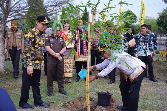 Penjabat (Pj) Gubernur Lampung Samsudin bersama Pj Ketua TP-PKK Provinsi Lampung Maidawati Samsudin dan Pj Bupati Pringsewu Marindo Kurniawan menanam pohon bambu di depan Kantor Bupati Pringsewu. (Foto: Dokpim Pringsewu)