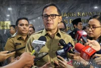 Wakil Menteri Dalam Negeri (Wamendagri) Bima Arya Sugiarto usai rapat dengar pendapat (RDP) bersama Komisi II DPR RI di kompleks parlemen, Senayan, Jakarta, Senin (11/11/2024). ANTARA/Melalusa Susthira K/am.