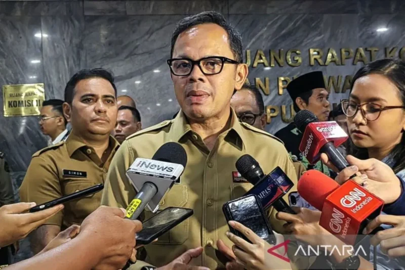 Wakil Menteri Dalam Negeri (Wamendagri) Bima Arya Sugiarto usai rapat dengar pendapat (RDP) bersama Komisi II DPR RI di kompleks parlemen, Senayan, Jakarta, Senin (11/11/2024). ANTARA/Melalusa Susthira K/am.