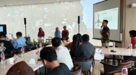 Area Head PGN Lampung, Ahmad Abrar memaparkan kelebihan produk Gaskita kepada UMKM. (Leni/Nk)