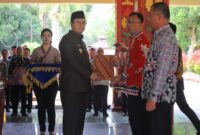 Penjabat bupati Lampung Barat, Nukman, menyerahkan SK pengangkatan PLT Kadis BKAD dan Inspektur. (Ist/NK)