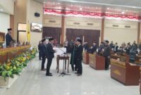 Rapat paripurna istimewa; Ketua DPRD Kabupaten Tanggamus, Agung Setyo Utomo, mengambil sumpah dan janji Heru Antori sebagai Anggota DPRD dalam Pengganti Antar Waktu (PAW) masa jabatan 2024-2029, Kamis (14/11). (Rapik/Nk)