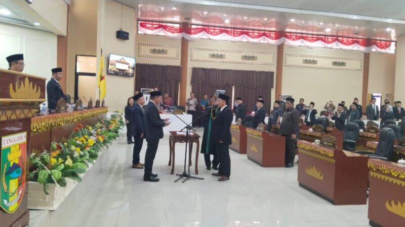 Rapat paripurna istimewa; Ketua DPRD Kabupaten Tanggamus, Agung Setyo Utomo, mengambil sumpah dan janji Heru Antori sebagai Anggota DPRD dalam Pengganti Antar Waktu (PAW) masa jabatan 2024-2029, Kamis (14/11). (Rapik/Nk)