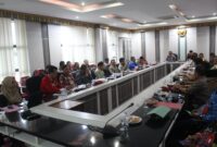 Penjabat bupati Lampung Barat, Nukman memimpin rakor DESK Pilkada di aula Pesagi, Kamis (21/11).