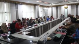 Penjabat bupati Lampung Barat, Nukman memimpin rakor DESK Pilkada di aula Pesagi, Kamis (21/11).