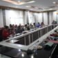 Penjabat bupati Lampung Barat, Nukman memimpin rakor DESK Pilkada di aula Pesagi, Kamis (21/11).