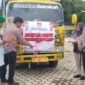 Pj bupati Lampung Barat Nukman dan Kapolres AKBP Rinaldo Aser menyaksikan pemotongan pita sebagai tanda pelepasan kendaraan distribusi logistik Pilkada, Minggu (24/11/2024). (Iwan/Nk)