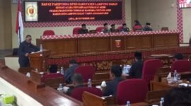 Sekretaris Fraksi-ADEM DPRD Lampung Barat, Bambang Kusmanto membacakan pendapat akhir fraksi terhadap RAPBD, Kamis (28/11). (Ist/Nk)