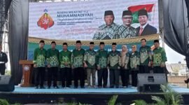 Peringatan Milad ke-112 Muhammadiyah, PWM Lampung berikan penghargaan kepada tiga tokoh Muhammadiyah Lampung Barat, Sabtu (30/11/2024). (Ist/Nk)