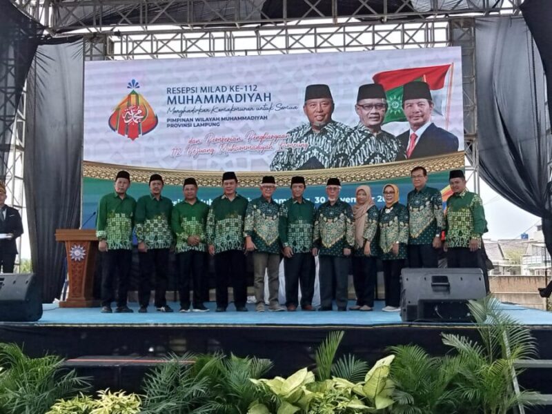 Peringatan Milad ke-112 Muhammadiyah, PWM Lampung berikan penghargaan kepada tiga tokoh Muhammadiyah Lampung Barat, Sabtu (30/11/2024). (Ist/Nk)