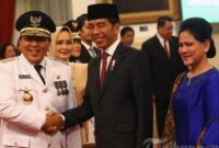 Presiden RI Joko Widodo (Jokowi) mengucapkan selamat kepada Arinal Djunaidi setelah dilantik menjadi Gubernur Lampung di Istana Negara, Rabu (12/06/2019)