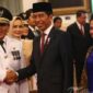 Presiden RI Joko Widodo (Jokowi) mengucapkan selamat kepada Arinal Djunaidi setelah dilantik menjadi Gubernur Lampung di Istana Negara, Rabu (12/06/2019)