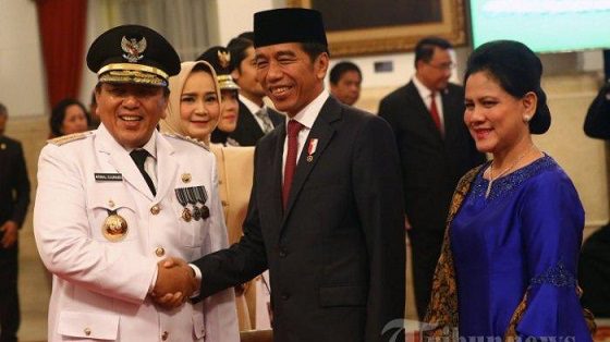 Presiden RI Joko Widodo (Jokowi) mengucapkan selamat kepada Arinal Djunaidi setelah dilantik menjadi Gubernur Lampung di Istana Negara, Rabu (12/06/2019)