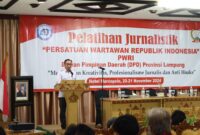  Sekretaris Dinas Kominfo dan Statistik Provinsi Lampung,  Dr. Elip Heldan AP., M.Si, saar membuka  pelatihan jurnalistik yang digelar Persatuan Wartawan Republik Indonesia Lampung di Hotel Marcopolo, Rabu (20/11/2024).