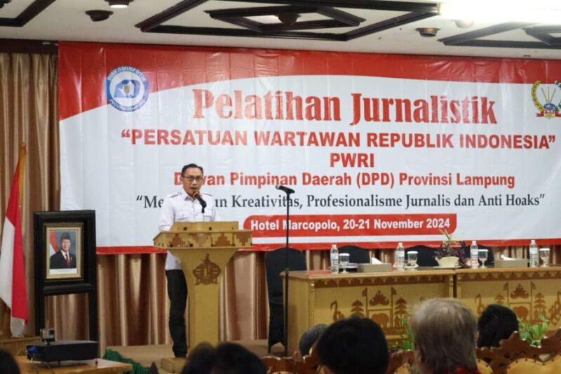  Sekretaris Dinas Kominfo dan Statistik Provinsi Lampung,  Dr. Elip Heldan AP., M.Si, saar membuka  pelatihan jurnalistik yang digelar Persatuan Wartawan Republik Indonesia Lampung di Hotel Marcopolo, Rabu (20/11/2024).