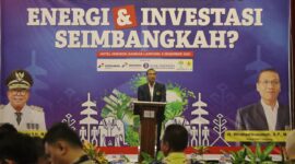 Ketua PWI Lampung, Wira Hadi Kusumah, membwrikan sambutan dalam diskusi publik PWI Lampung Energi dan Investasi Seimbangkah? Di Ballroom Hotel Horison, Bandarlampung,   Kamis (5/12/2024). (Netizenku)