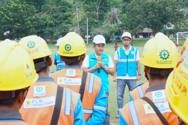 General Manager PLN UID Lampung, Muhammad Joharifin menyampaikan pengarahan saat briefing personel Pemeliharaan Gabungan pada Sabtu (07/12/2024). (Lentera SL)