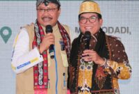 Pj Gubernur Lampung, Samsudin (Kanan) bersama Menteri Sosial, Saifullah Yusif (Kiri) dalam acara Hari Kesetiakawanan Sosial Nasional (HKSN) 2024 di Pringsewu, Jumat (20/12), Foto: Diskominfotik Provinsi Lampung.