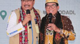 Pj Gubernur Lampung, Samsudin (Kanan) bersama Menteri Sosial, Saifullah Yusif (Kiri) dalam acara Hari Kesetiakawanan Sosial Nasional (HKSN) 2024 di Pringsewu, Jumat (20/12), Foto: Diskominfotik Provinsi Lampung.